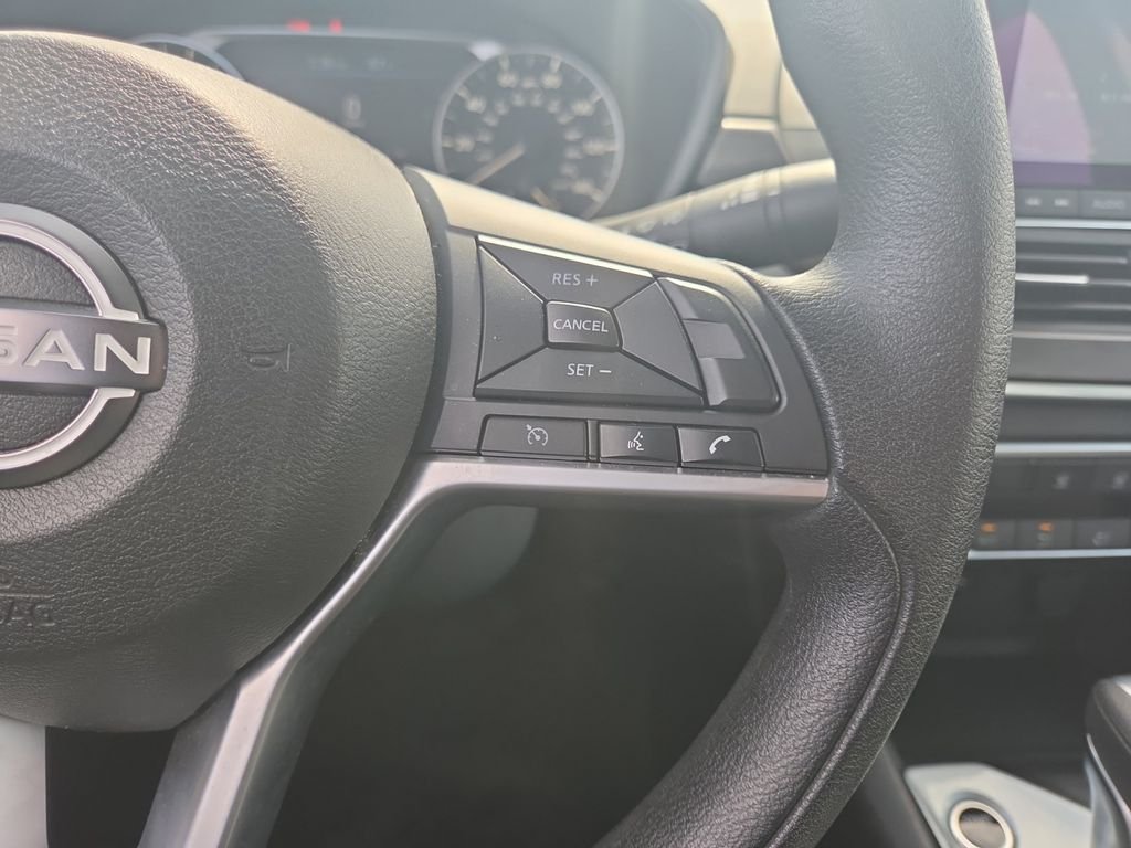 Used 2025 White Nissan 2.5 SV image 24