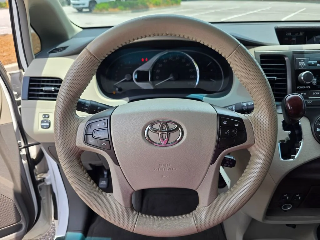 Used 2011  Toyota XLE AAS image 22