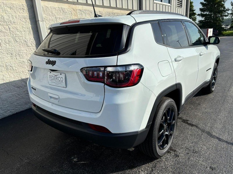 New 2026 Bright White Clear-Coat Exterior Paint Jeep Latitude Altitude 4x4 image 3