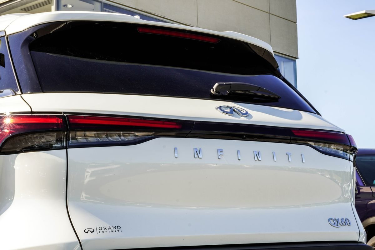 Used 2025 White INFINITI LUXE image 13