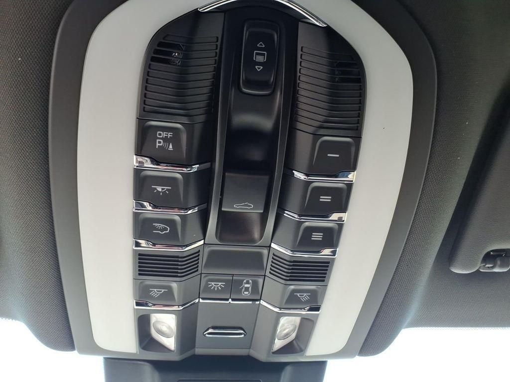 Used 2025  Porsche Base image 27
