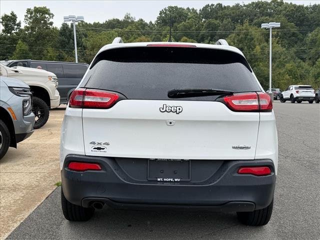 Used 2018 Bright White Clearcoat Jeep Latitude image 5