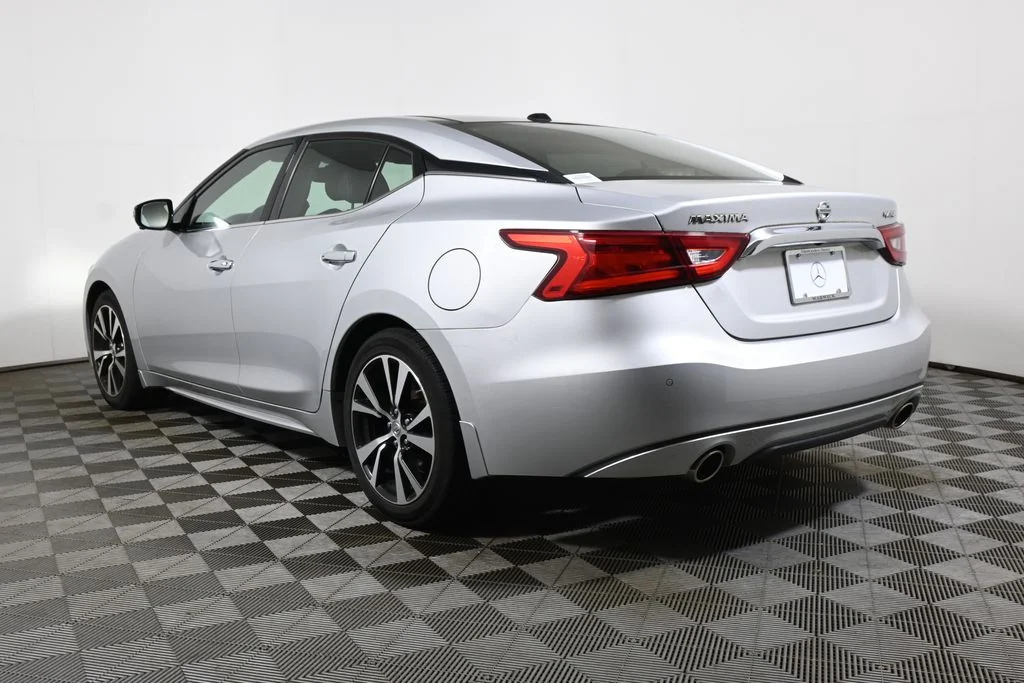 Used 2017 Silver Nissan Platinum image 5
