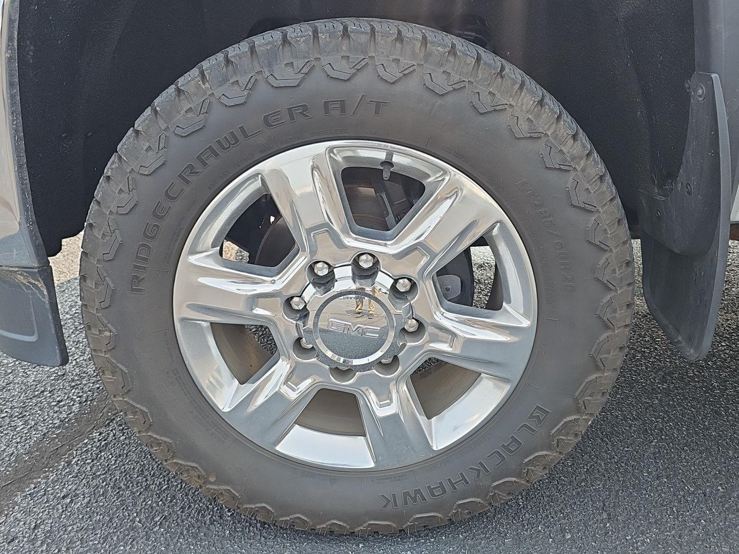 Used 2019 White Frost Tricoat GMC SLT image 9