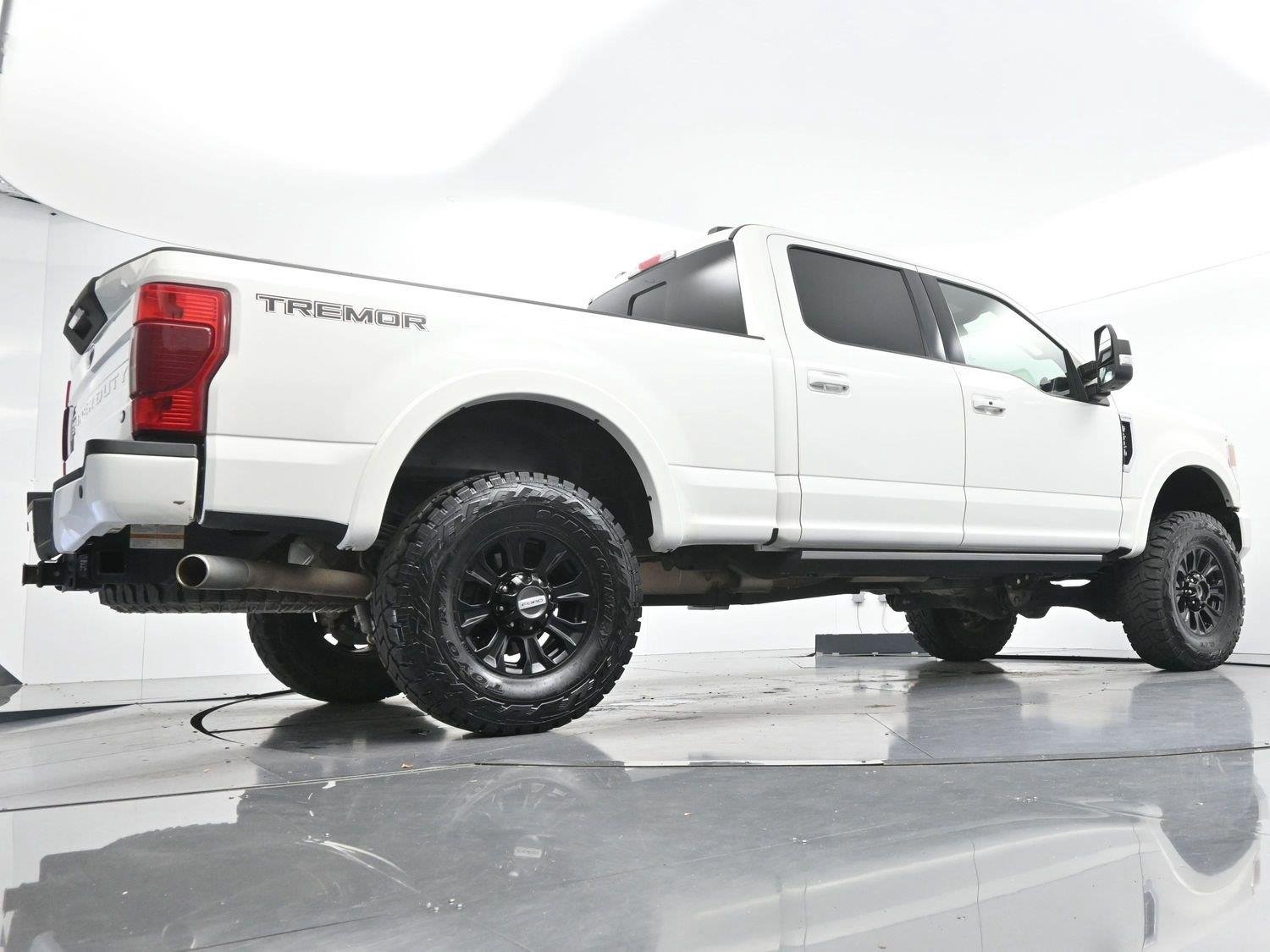 Used 2022 Star White Metallic Tri-Coat Ford LARIAT image 52