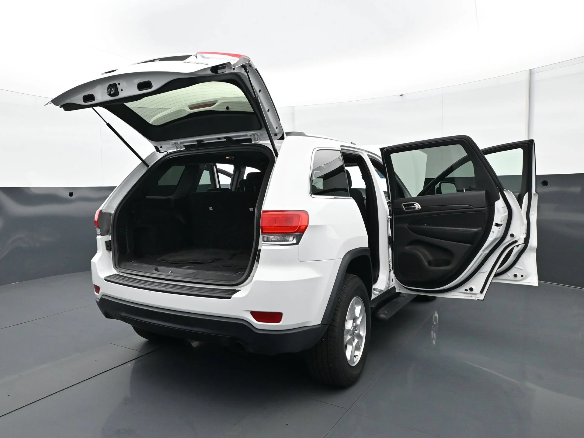 Used 2015 Bright White Clearcoat Jeep Laredo image 32