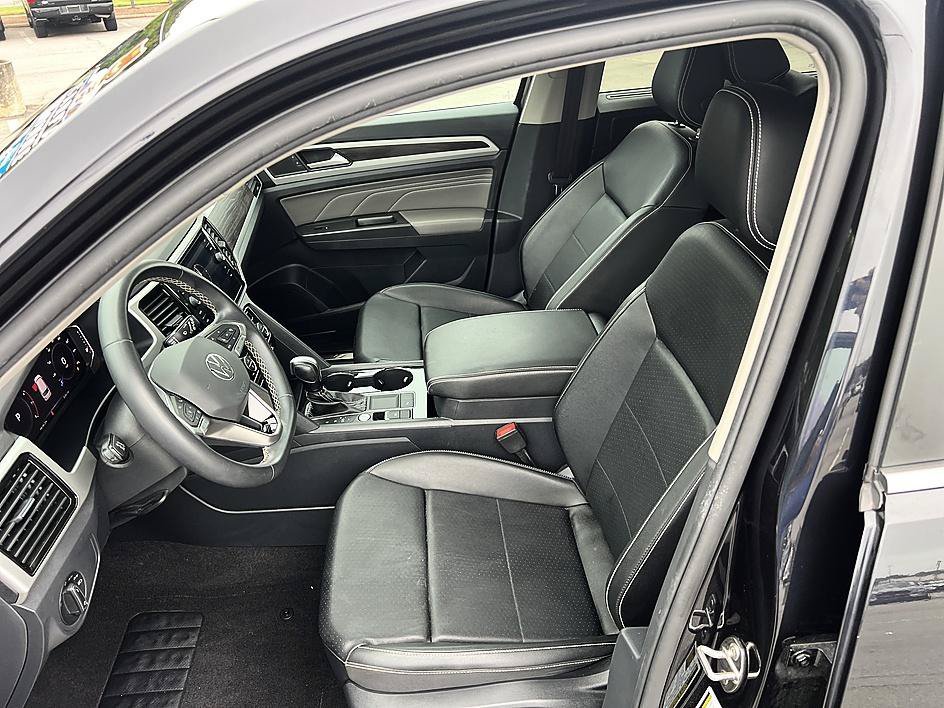 Used 2023 Deep Black Volkswagen 3.6L V6 SE w/Technology image 13
