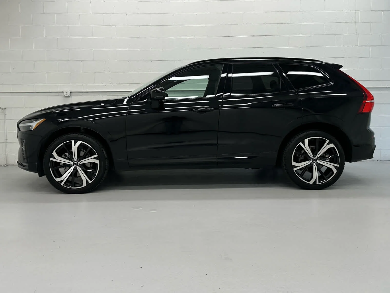 Used 2025 Onyx Black Metallic Volvo Ultra image 3