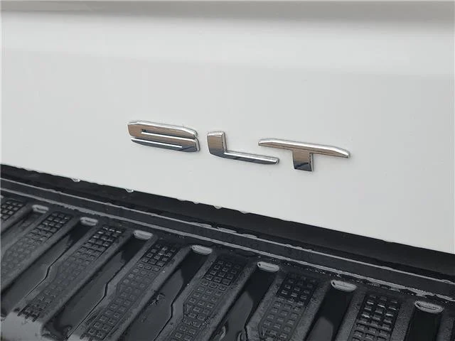 Used 2025 White GMC SLT 4x2 Crew Cab 5.75 ft. box 147.4 in. WB image 8