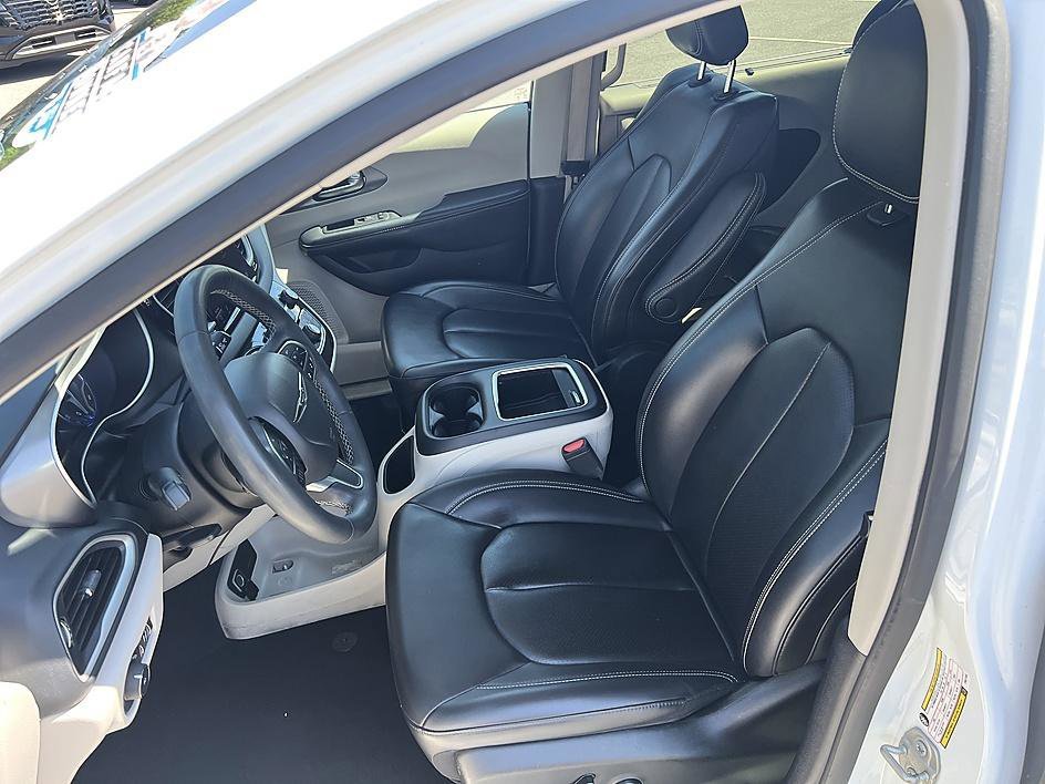 Used 2023 Bright White Clearcoat Chrysler Touring L image 13
