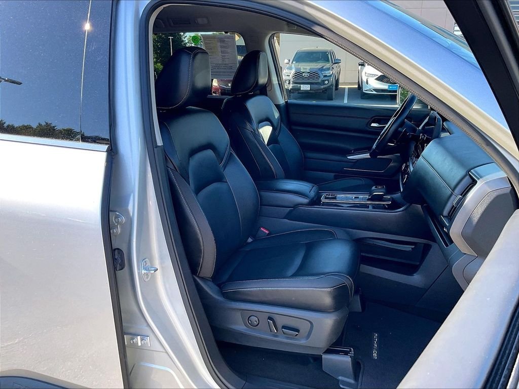 Used 2023 Silver Nissan SL image 11