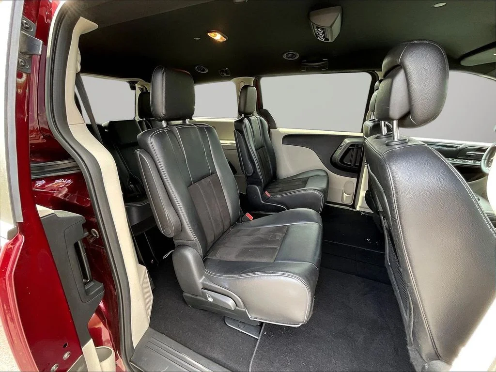 Used 2019 Red Dodge SXT image 31