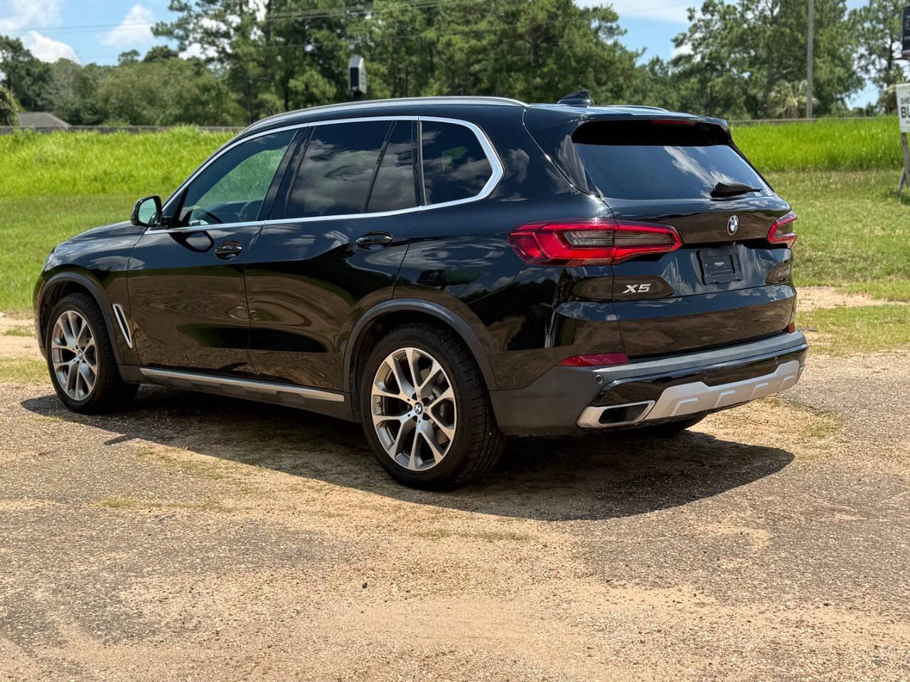 Used 2019 Black BMW xDrive40i AWD 4dr Sports Activity Vehicle image 3