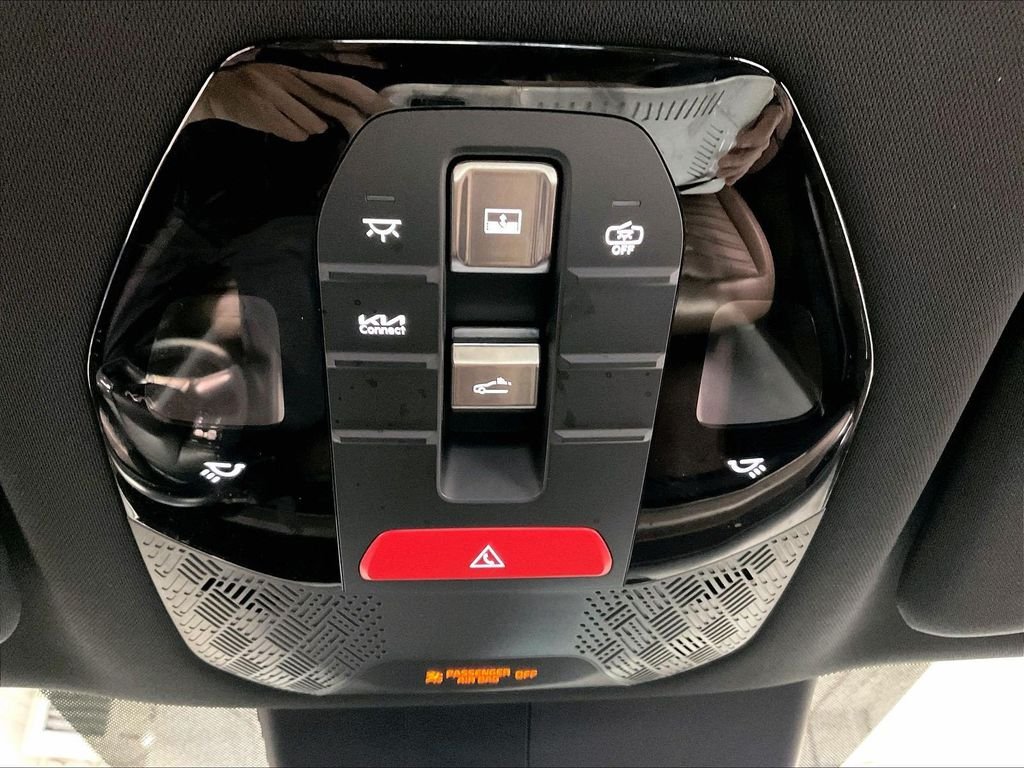 Used 2024 White Kia Land image 27