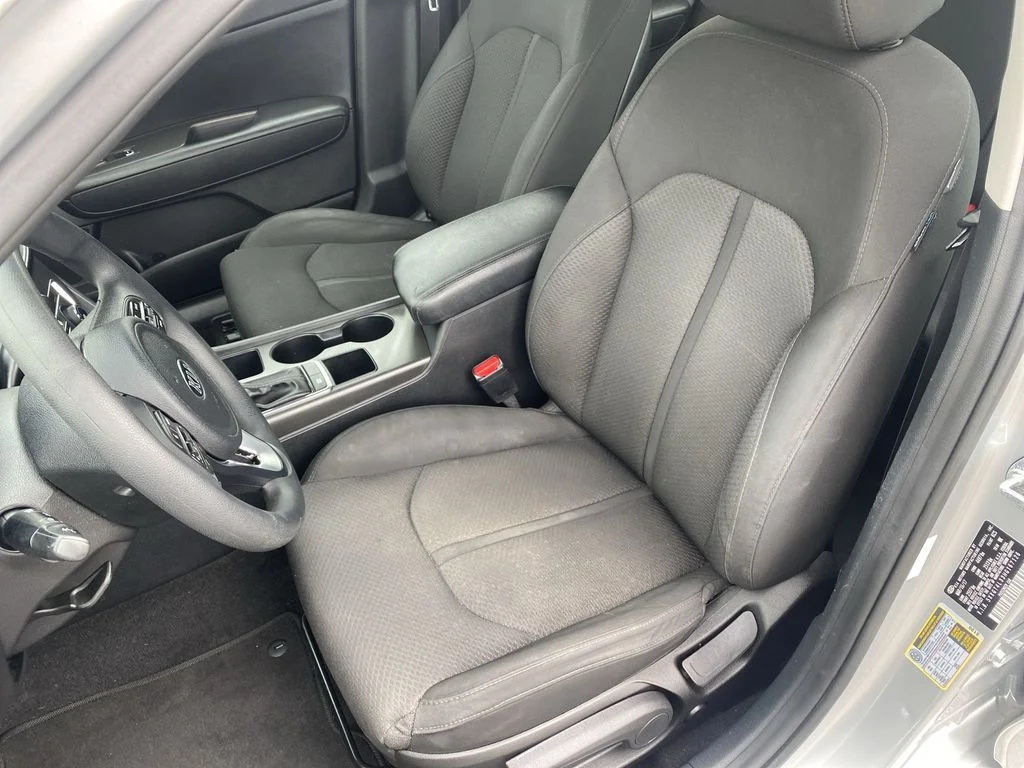 Used 2017 Sparkling Silver Kia LX image 10