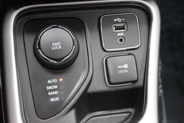 Used 2019 Gray Jeep Latitude image 9