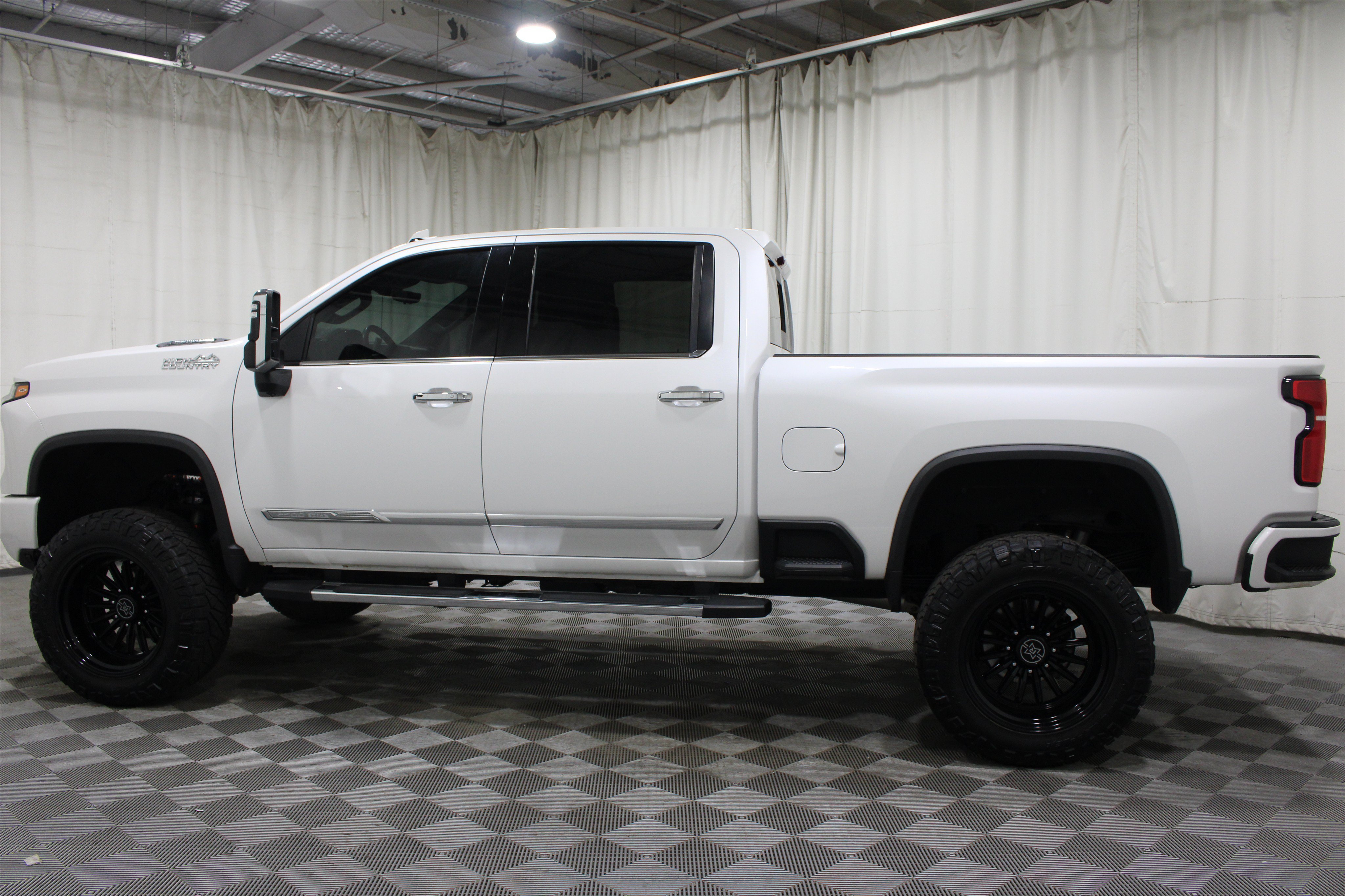 Used 2024 Iridescent Pearl Tricoat Chevrolet High Country image 38