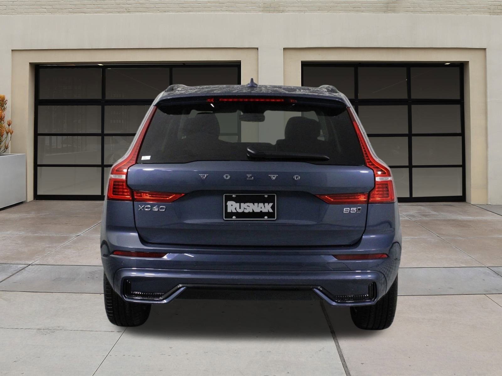 2025 Volvo XC60 B5 Core photo 3