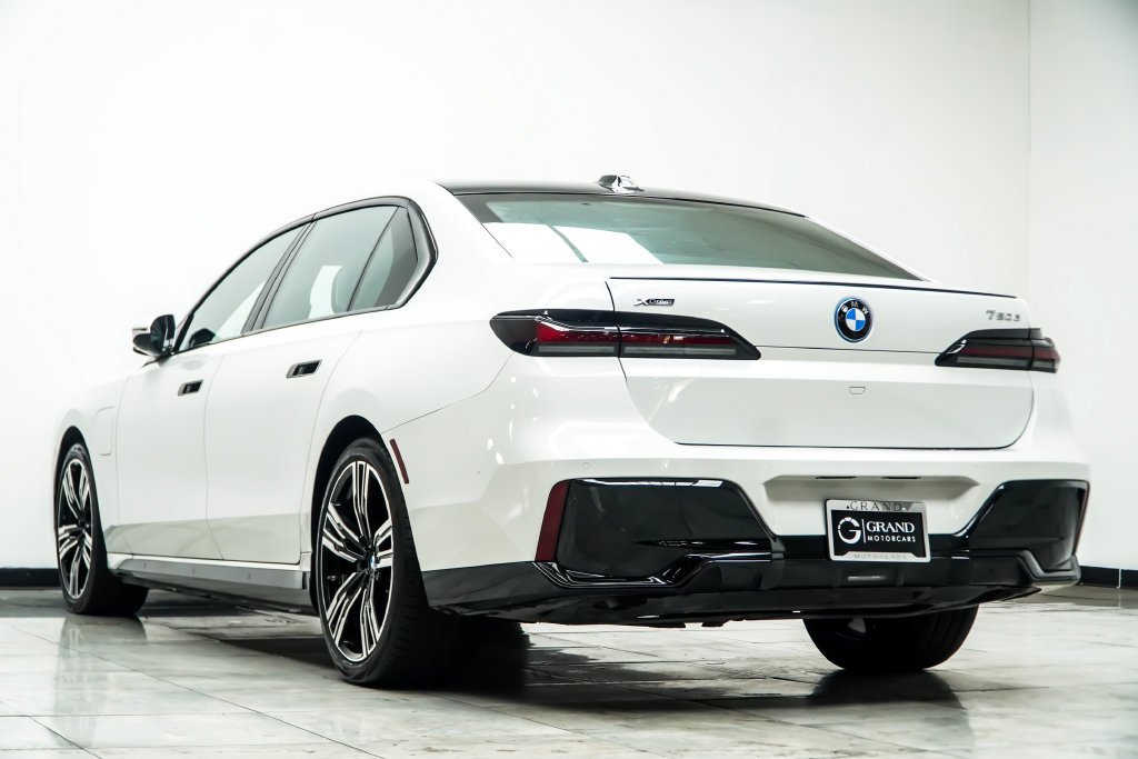 Used 2025 White BMW 750e xDrive image 21