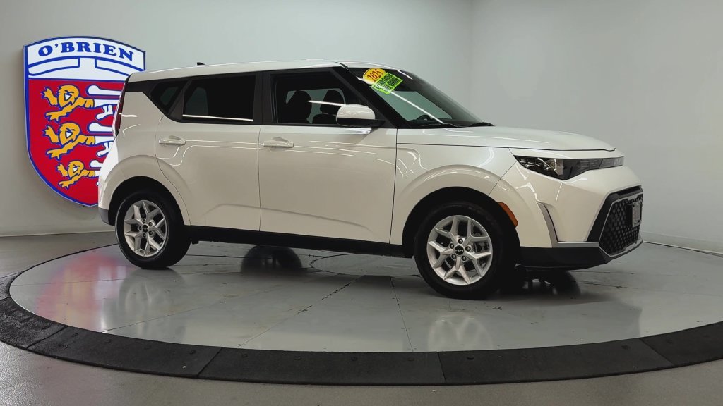 Used 2025 Snow White Pearl Kia LX image 3
