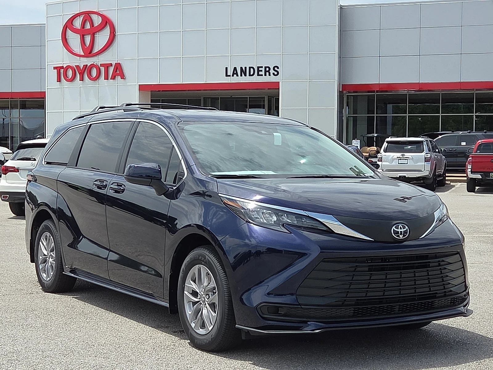 2026 Toyota Sienna LE 8-Passenger Hybrid FWD's photo