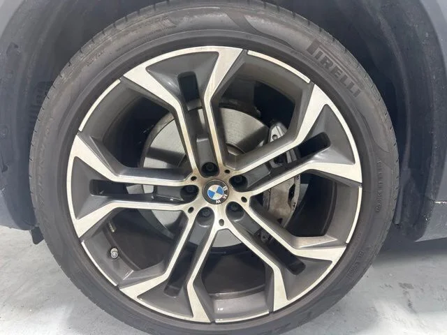 Used 2024 Gray BMW xDrive40i image 11