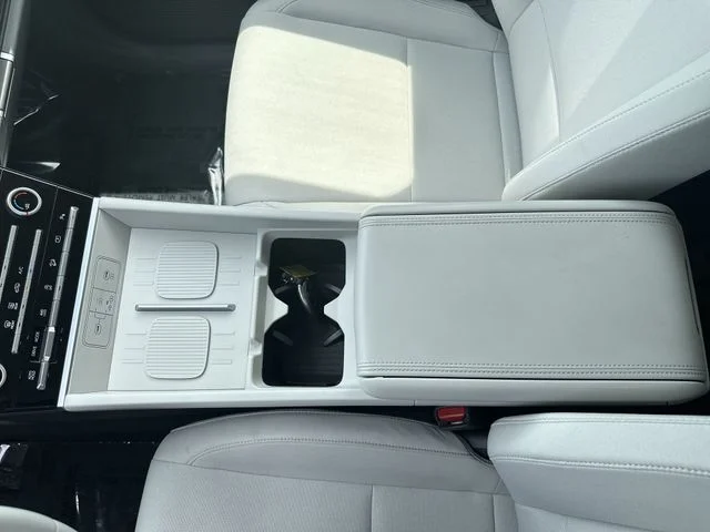 Used 2025 White Hyundai SE image 23