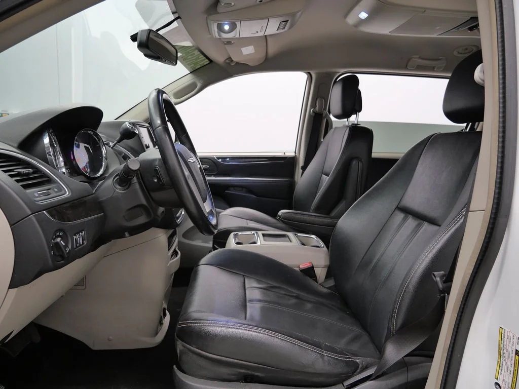 Used 2014 White Chrysler Touring image 10