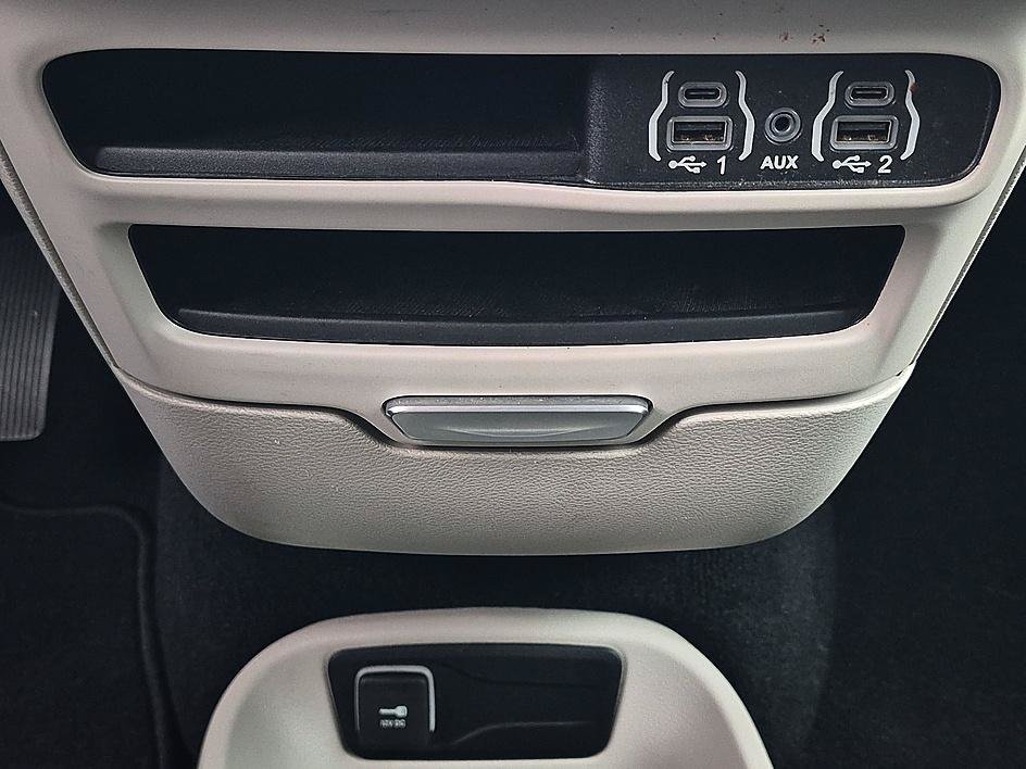 Used 2024 Silver Mist Clearcoat Chrysler Touring L image 23