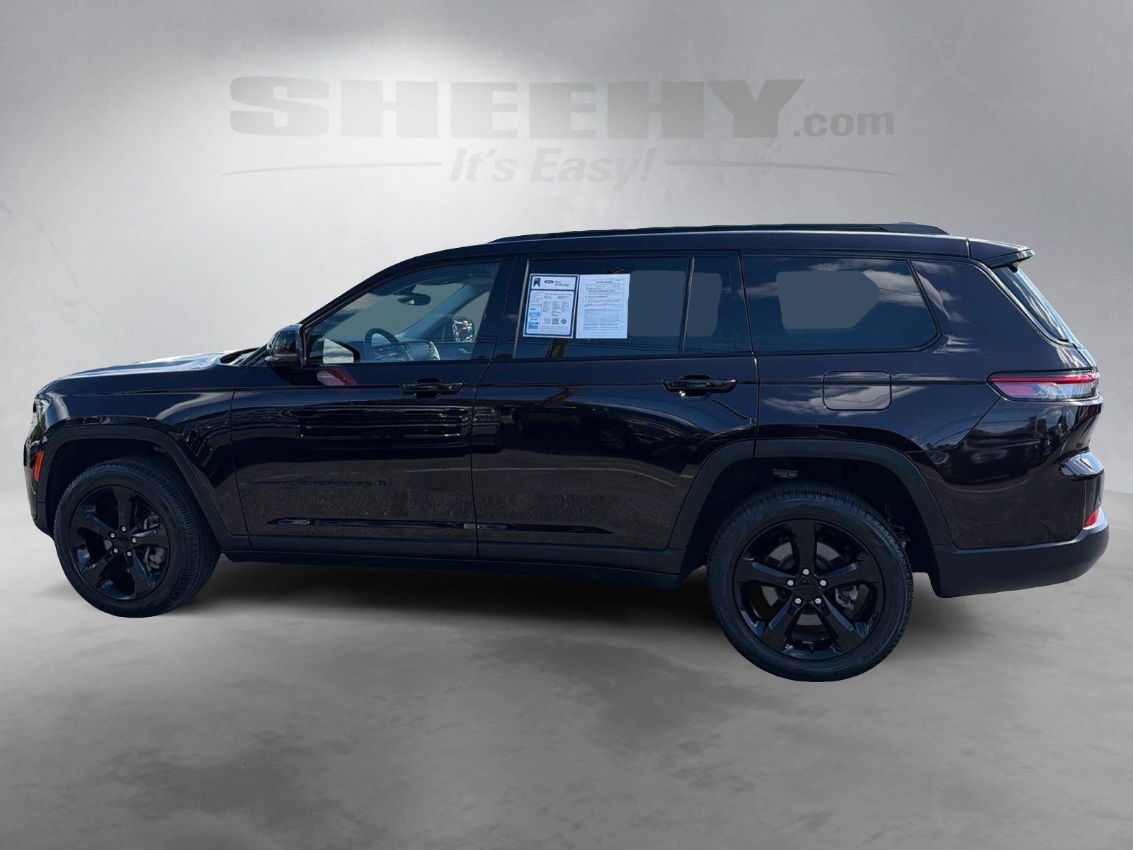 Used 2023  Jeep Limited image 16