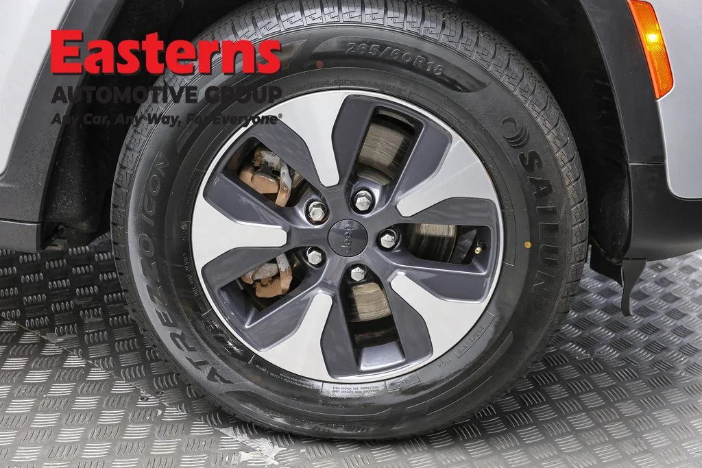 Used 2022 Silver Jeep 4xe image 35