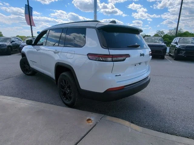 New 2026 Bright White Clear-Coat Exterior Paint Jeep Laredo image 27