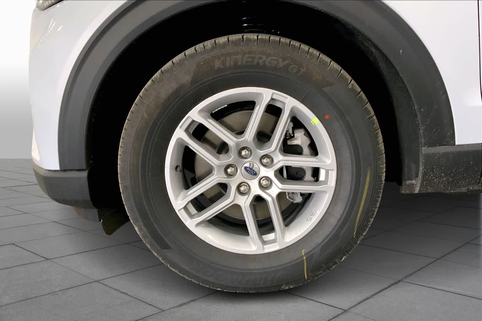 New 2026 Space White Metallic Ford Active image 9
