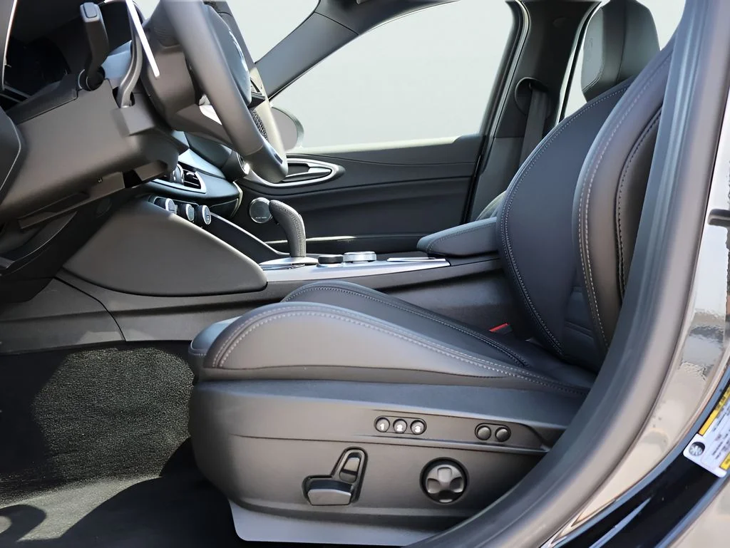 New 2026 Vulcano Black Metallic Alfa Romeo Base image 39