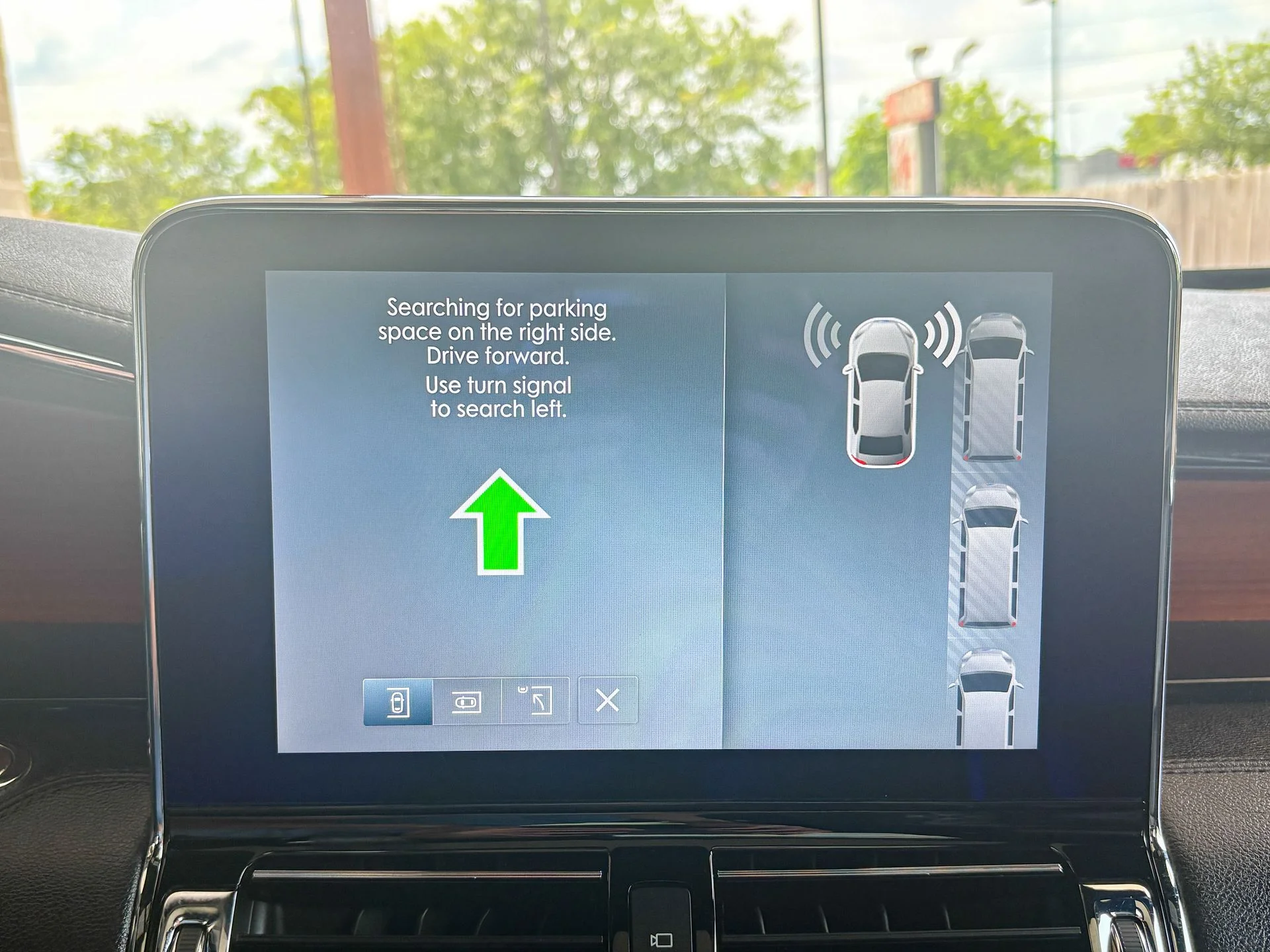 Used 2019 White Lincoln Reserve image 17
