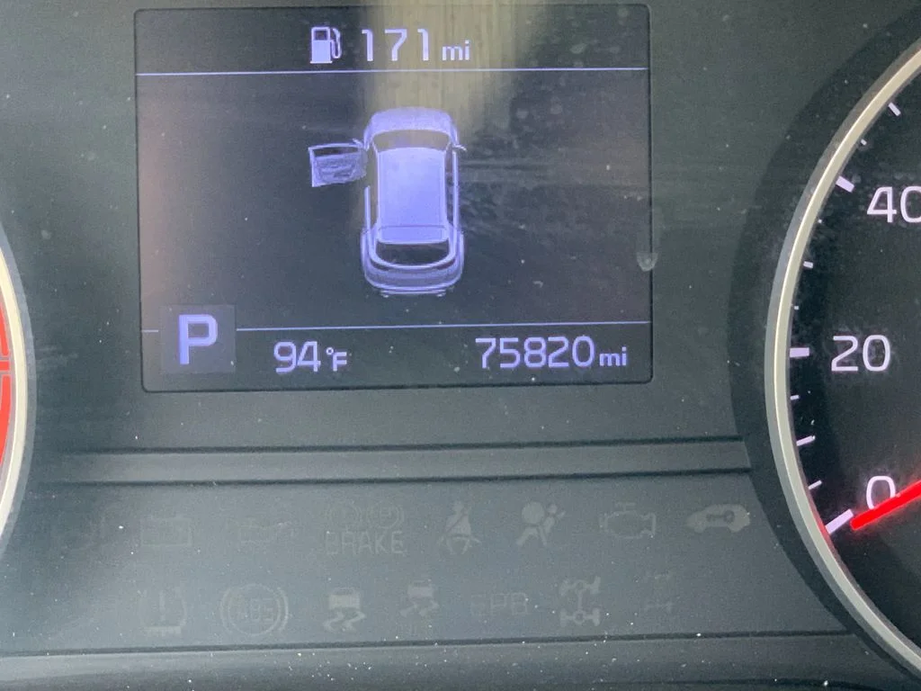 Used 2022 White Kia LX image 29