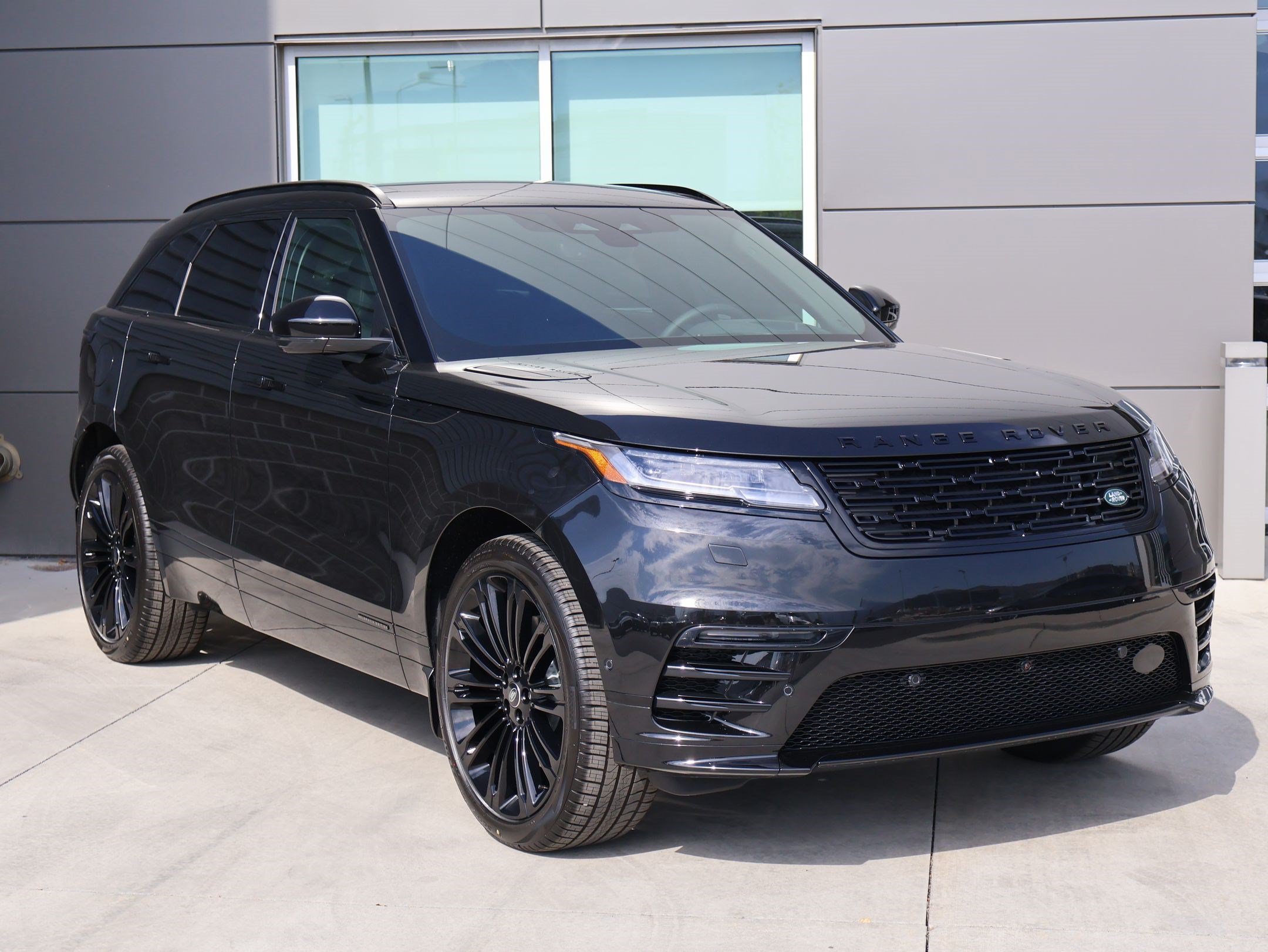New 2026 Santorini Black LAND ROVER Belgravia Edition image 3