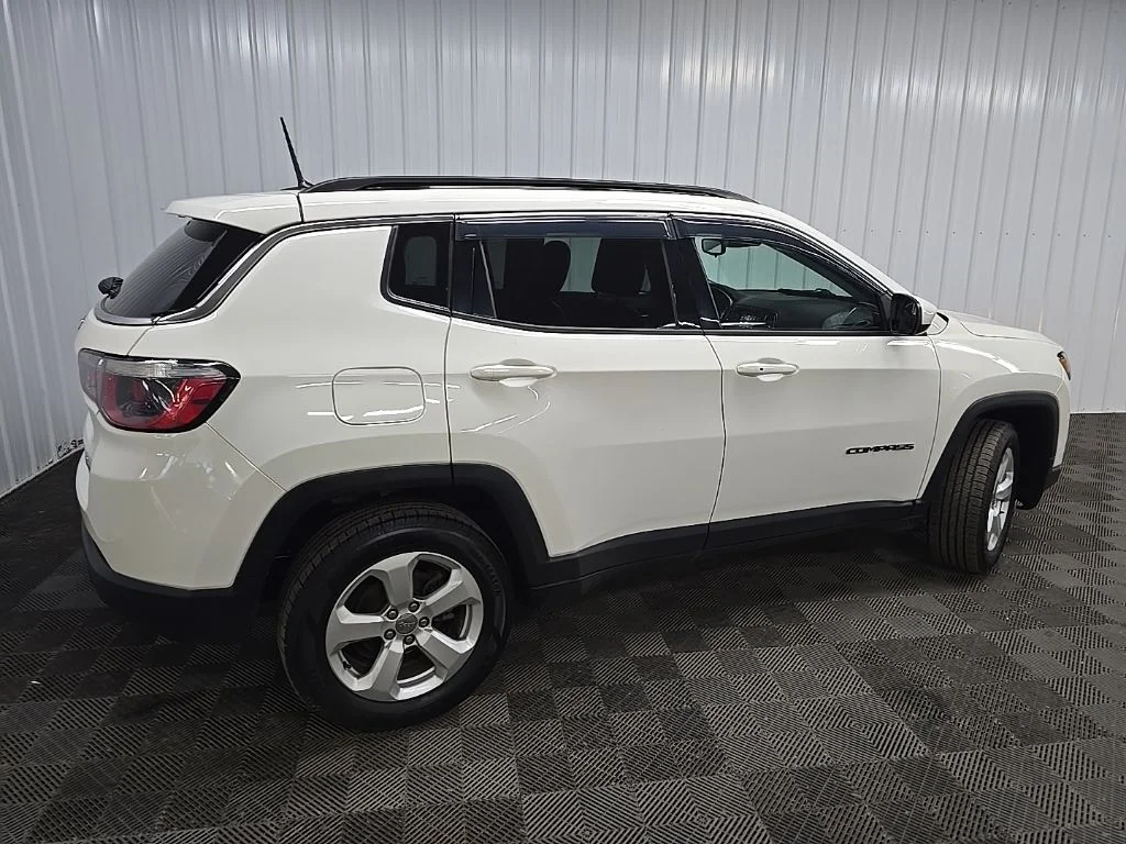 Used 2018 White Jeep Latitude image 3