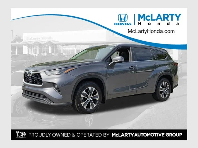 Used 2025 Magnetic Gray Metallic Toyota XLE image 1