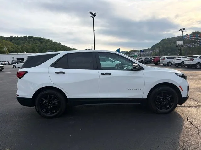 Used 2024 Summit White Chevrolet LT image 9