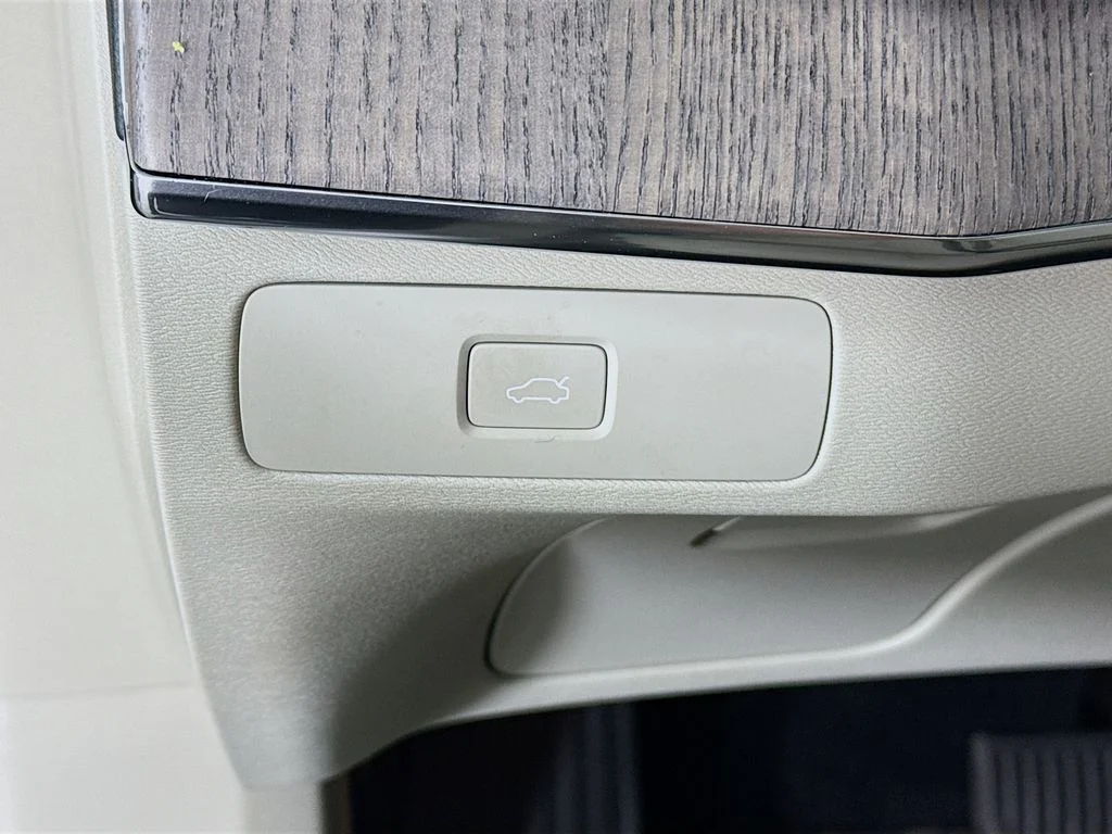 Certified Used 2023 Denim Blue Metallic Volvo B6 Plus 6-Seater image 11