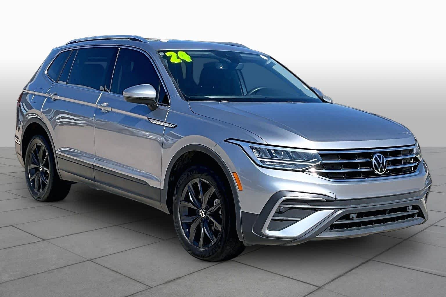 Used 2024 Pyrite Silver Metallic Volkswagen SE image 3