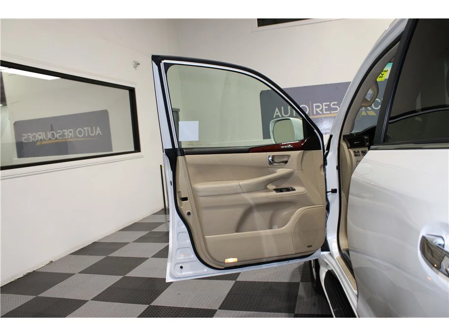 2011 Lexus LX 570 - Photo 12