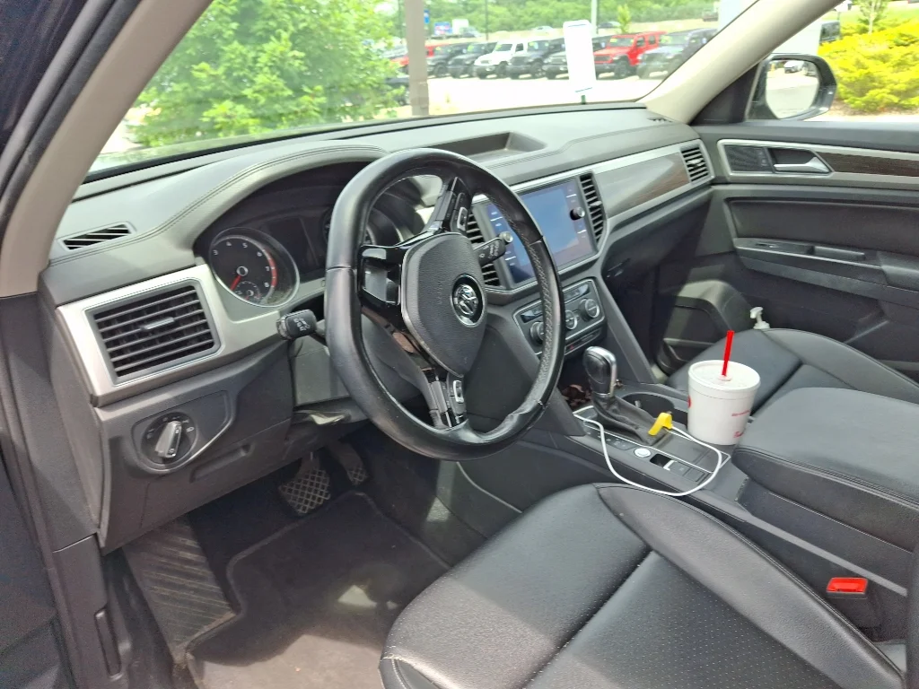 Used 2019 Deep Black Pearl Volkswagen 3.6L V6 SE w/Technology image 2