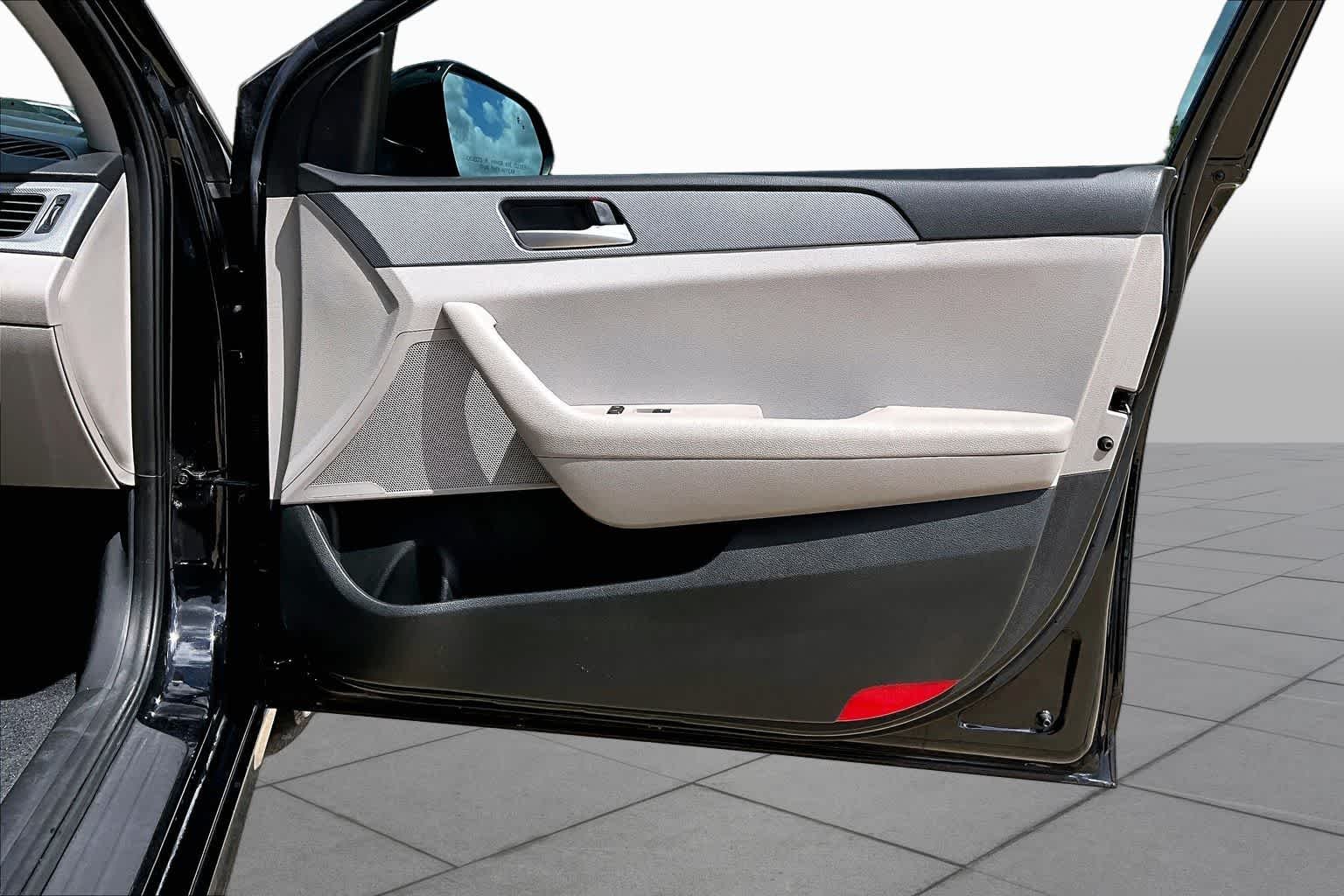 Used 2019 Phantom Black Hyundai SE image 21