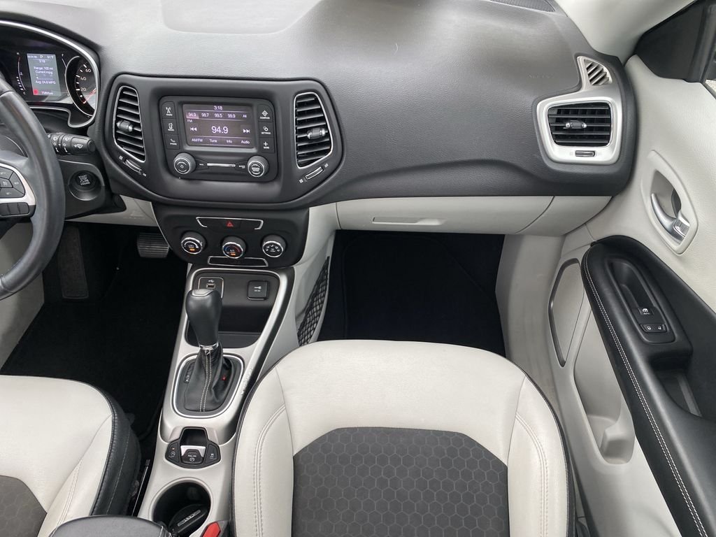 Used 2018 Redline Pearlcoat Jeep Latitude image 17