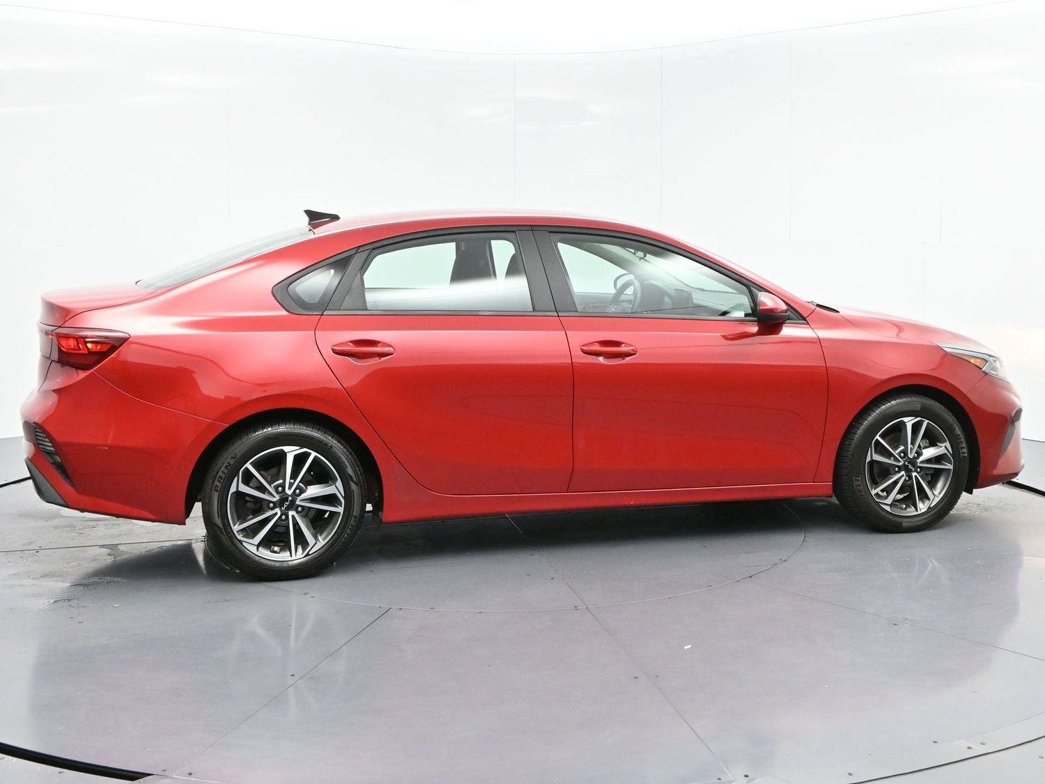 Used 2022 Currant Red Kia LXS image 8