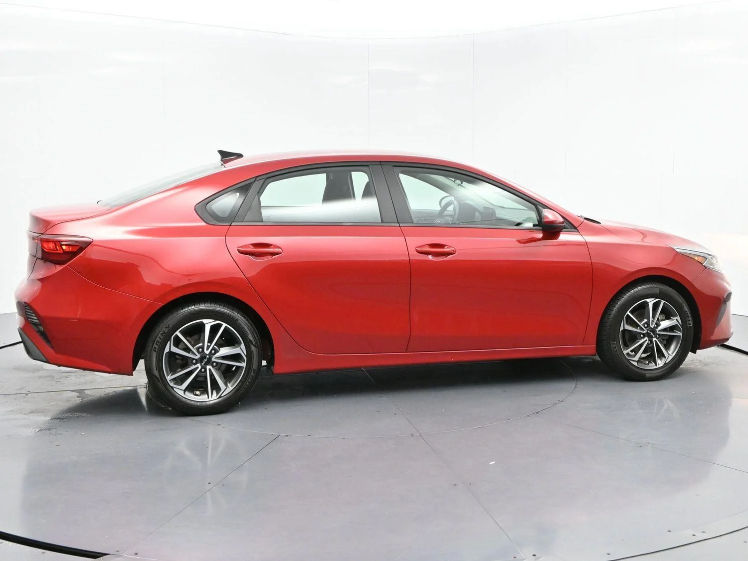 Used 2022 Currant Red Kia LXS image 8