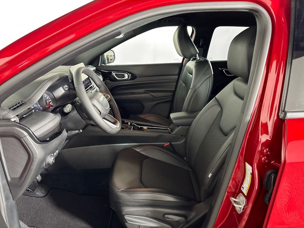 New 2026 Red Hot Pearl-Coat Exterior Paint Jeep Latitude image 11