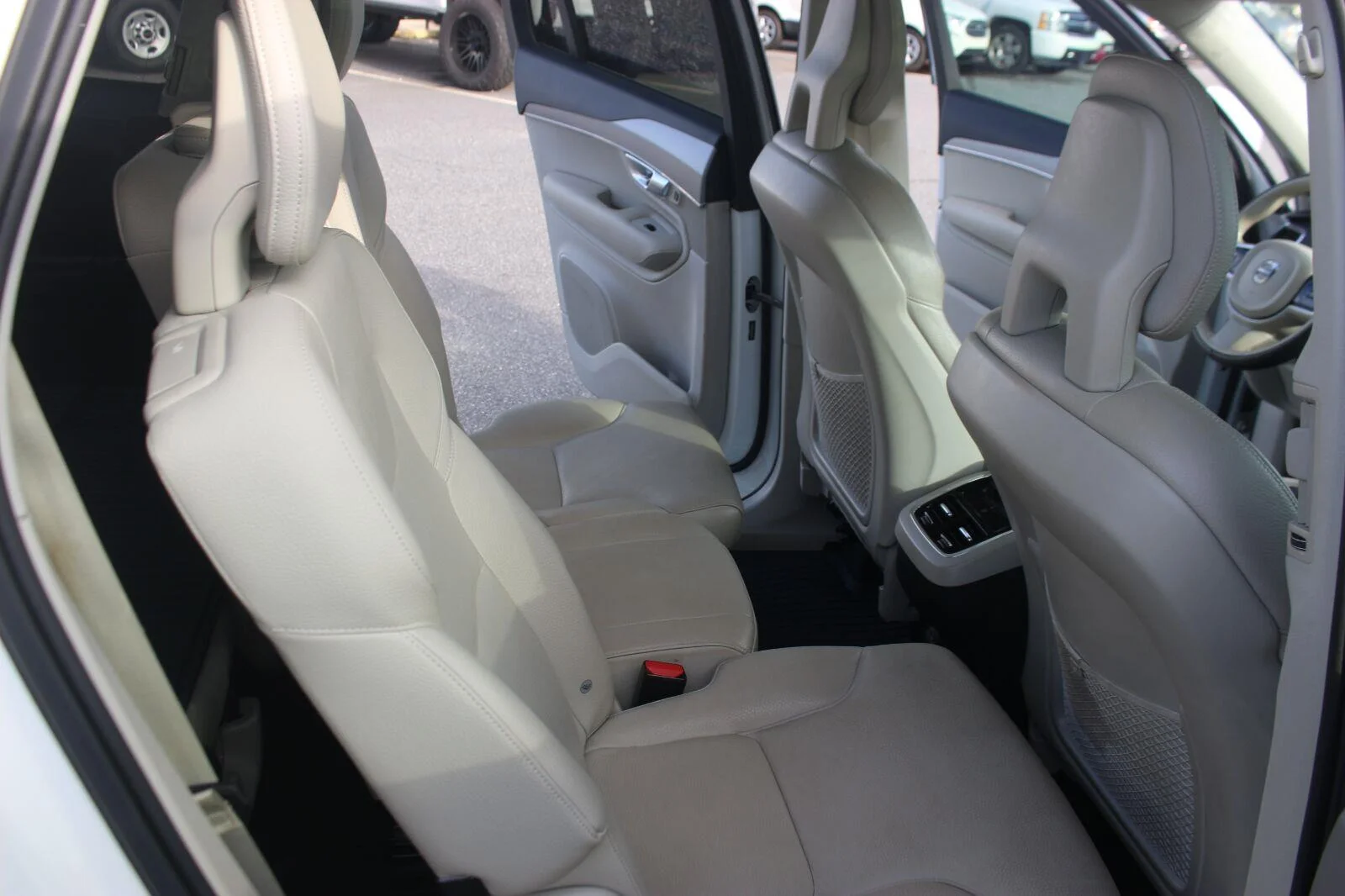 Used 2021  Volvo Momentum image 32